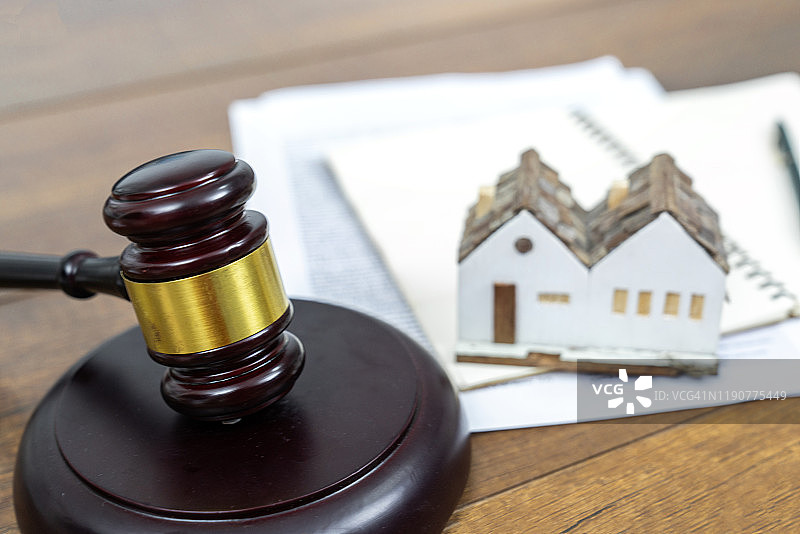木桌上的法槌和小房子模型图片素材