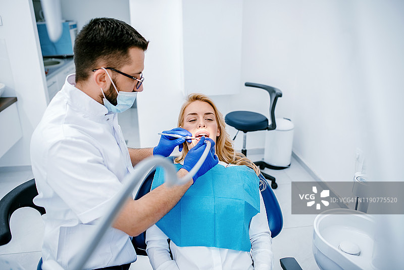 女人在牙医处进行牙齿检查图片素材