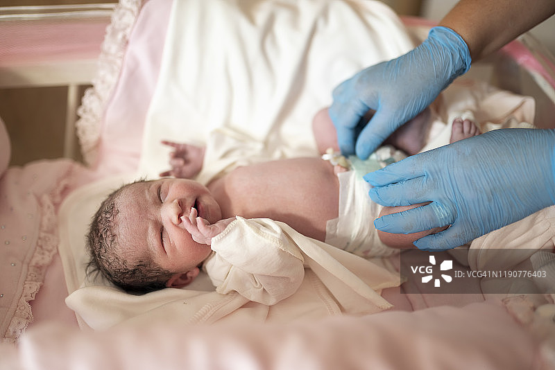 新生儿和医生图片素材