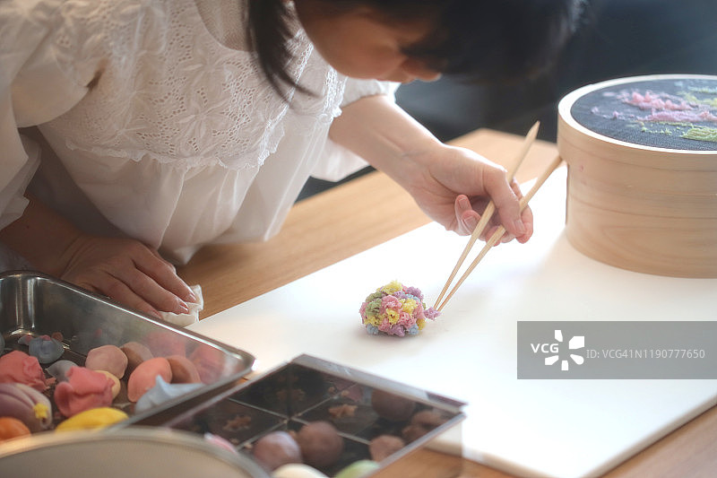 女工匠装饰日式传统糕点图片素材