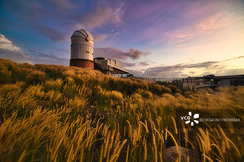 泰国宋卡天文台日出时分的观象塔与草地图片素材