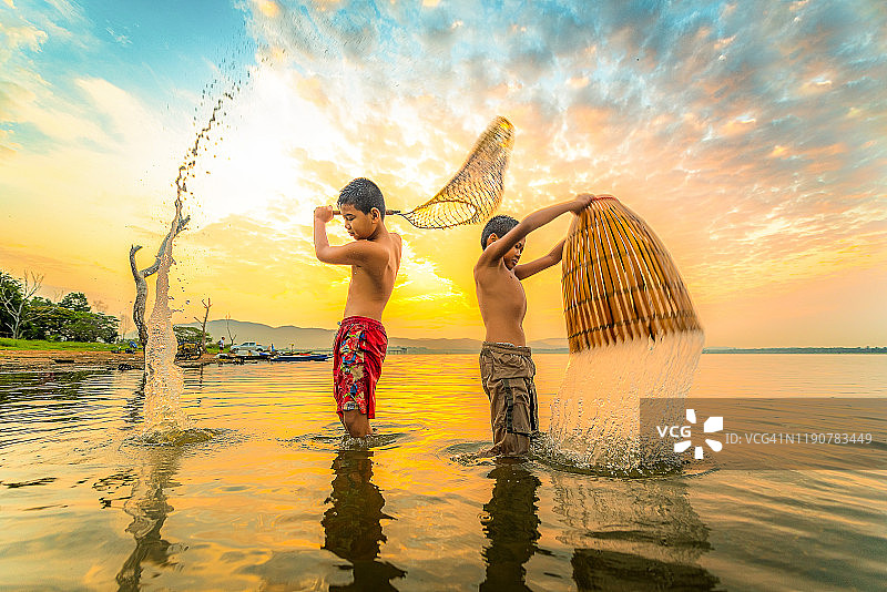 孩子们在河里快乐地钓鱼（乡村儿童生活）图片素材