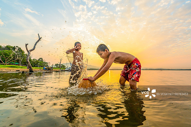 孩子们在河里快乐地钓鱼（乡村儿童生活）图片素材