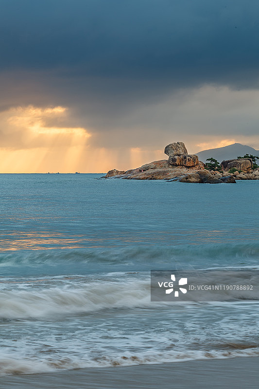 清晨的芽庄钟屿石岬角图片素材