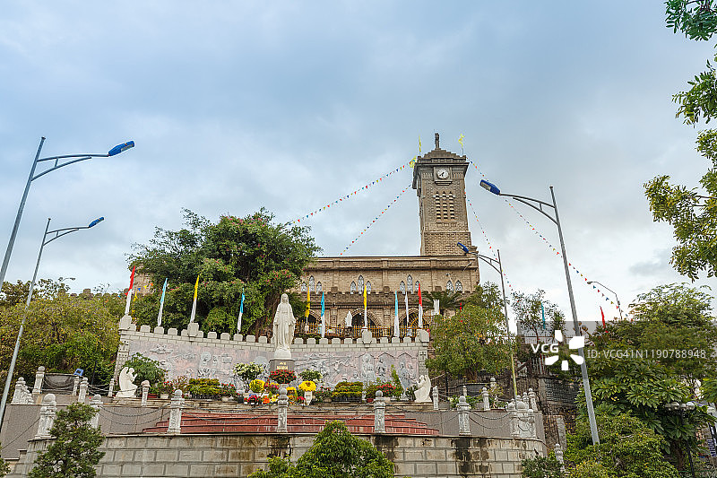 从远处看到的芽庄基督君王主教座堂图片素材