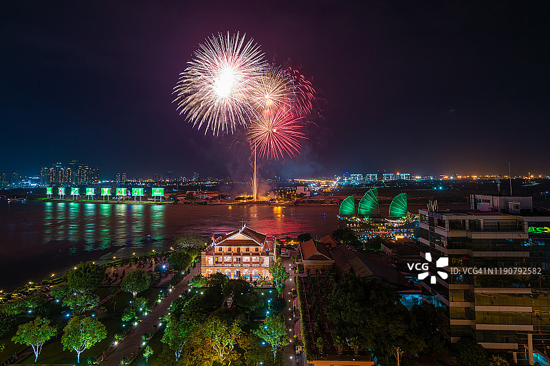 胡志明市芽荣码头上空的烟花图片素材