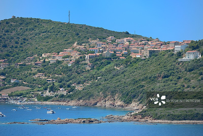 科西嘉岛卡尔热斯海港和山顶村庄图片素材