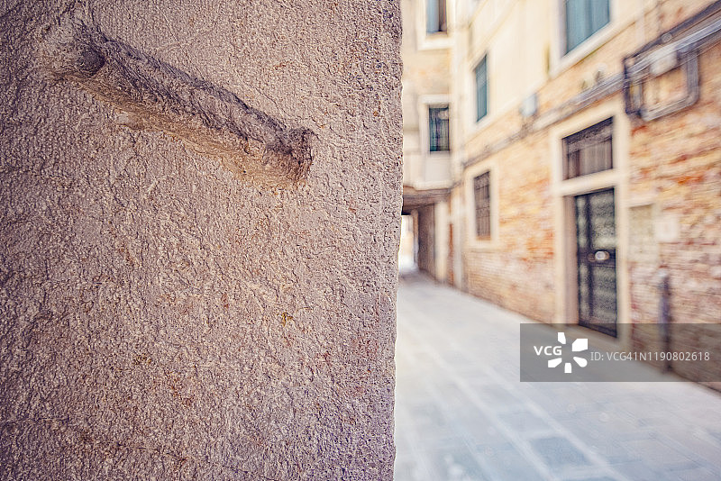 威尼斯贫民窟门口空的犹太mezuzah孔图片素材