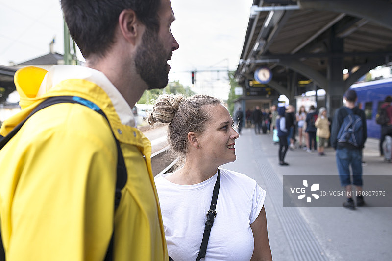 在火车站的年轻情侣图片素材