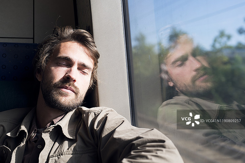 在火车上睡觉的男人图片素材