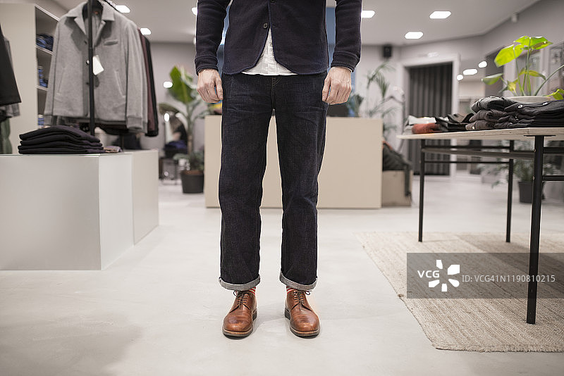 男子穿着夹克和裤子的下半身图片素材