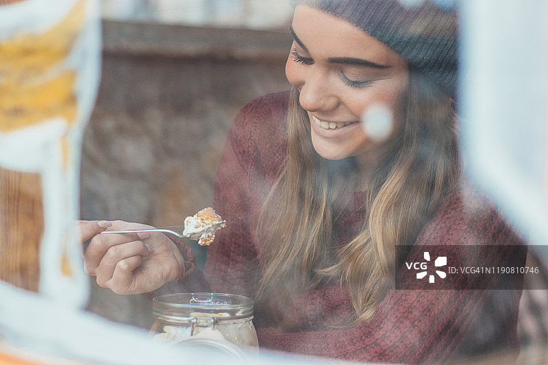 女人正在吃早餐图片素材