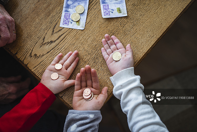 手持硬币图片素材