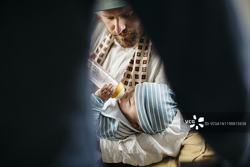 父亲喂宝宝图片素材