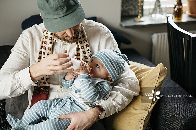 父亲喂宝宝图片素材