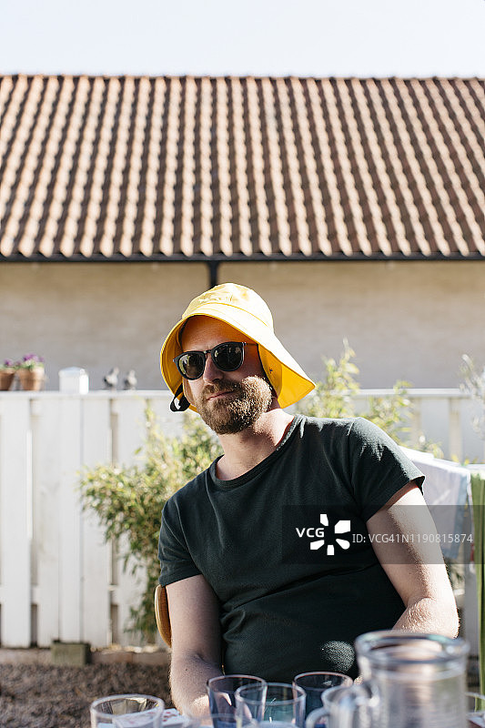 戴遮阳帽的男人图片素材