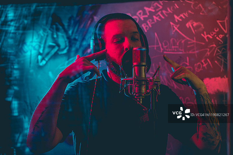 录音棚里的说唱音乐人图片素材