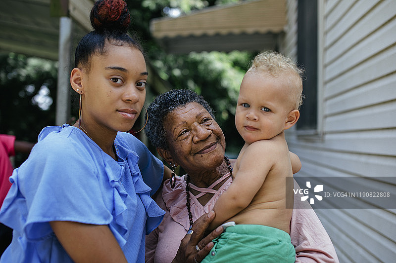 与孙辈在一起的黑人奶奶图片素材