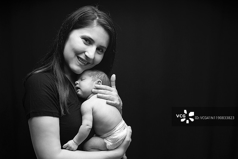 新生儿和年轻的家人图片素材