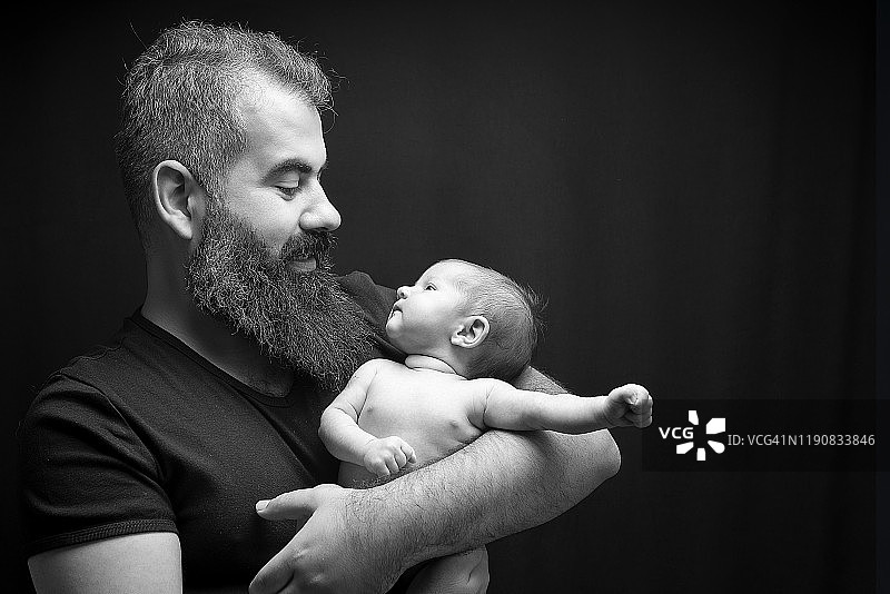 新生儿和年轻的家人图片素材