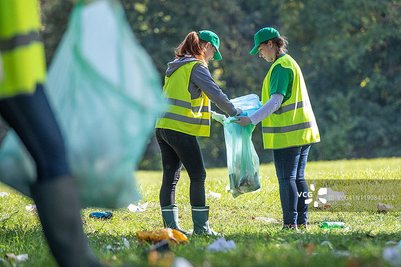 志愿者收集垃圾图片素材