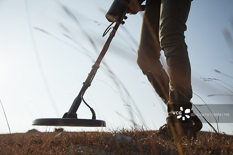男人用金属探测器寻找宝藏图片素材