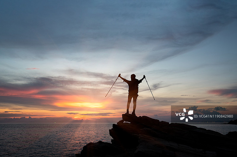 女徒步者攀登悬崖，商业领导力概念图片素材