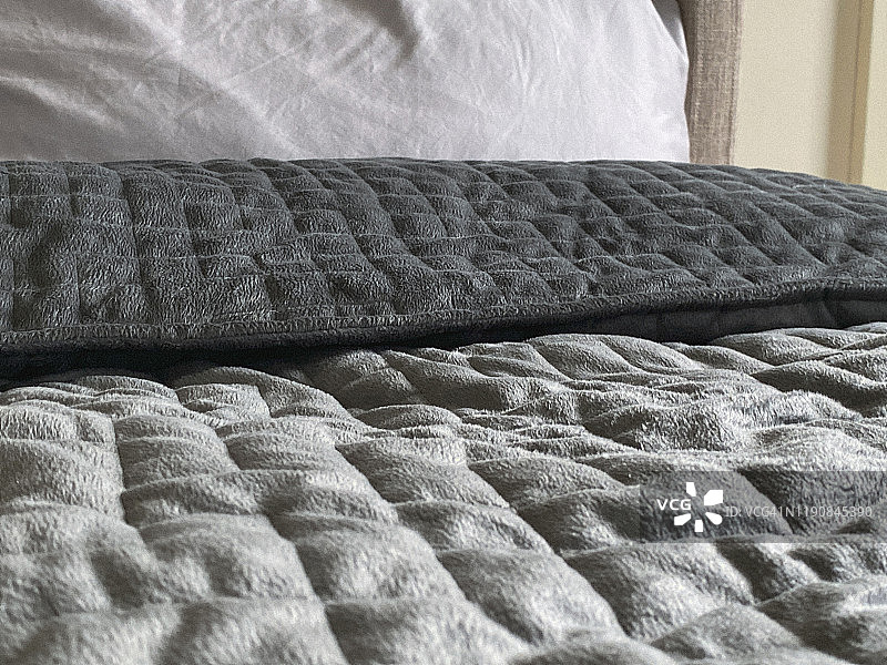 卧室里的灰色厚毯静物图片素材