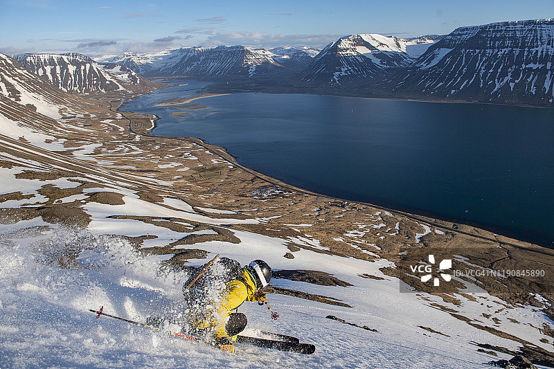男人在冰岛越野滑雪向着大海图片素材