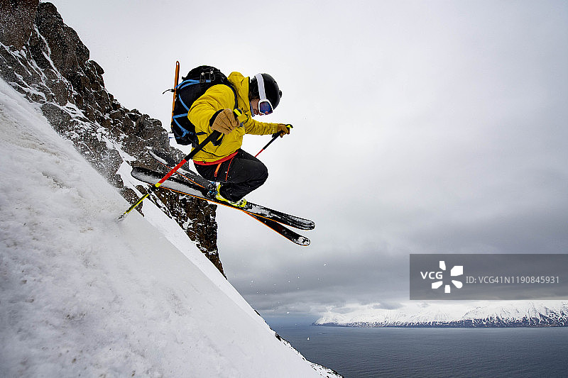 在冰岛，一名男子在海洋上进行越野滑雪图片素材