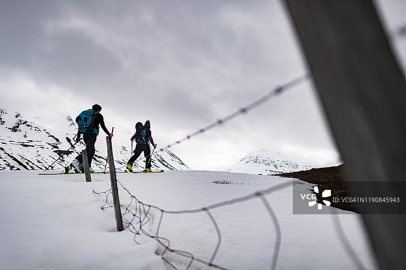 在冰岛进行野外滑雪的两个朋友图片素材