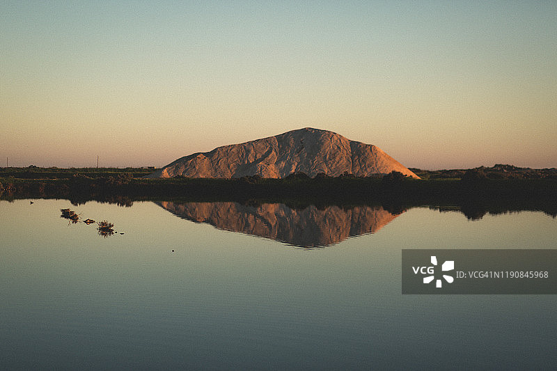 葡萄牙奥良附近福尔摩沙河的人造山丘图片素材