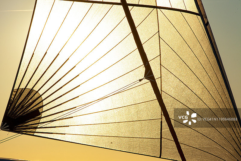 双体船：设计精良的双体船，灵感源自赛艇巡航乐趣图片素材