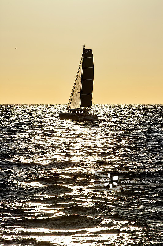 双体船：设计精良的双体船，灵感源自赛艇巡航乐趣图片素材