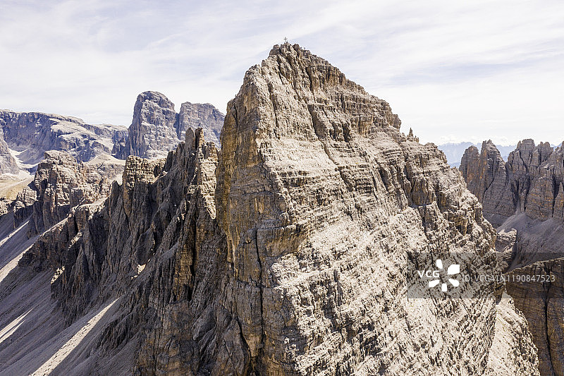 鸟瞰图的岩石细节的Tre Cime di Lavaredo，意大利图片素材