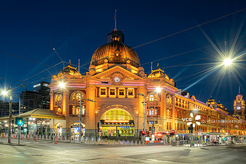 墨尔本黄昏时分的弗林德斯火车站图片素材