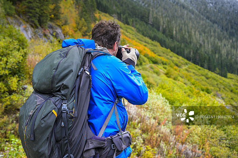 徒步旅行者在山中拍照图片素材