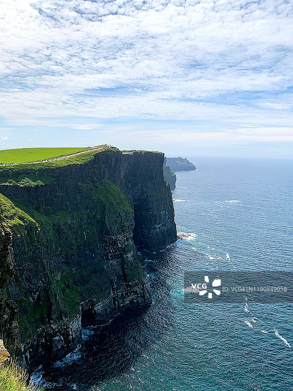 莫赫悬崖俯瞰大西洋的壮丽景色图片素材