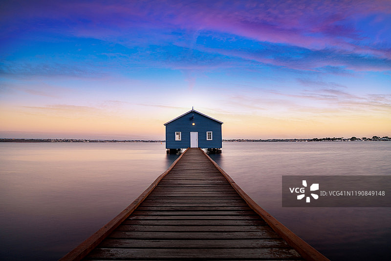 珀斯天鹅河蓝色船屋的日落图片素材