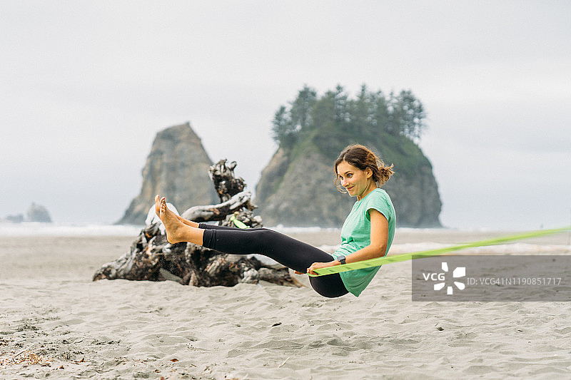 女孩在奥林匹克国家公园拉普什海滩上从软绳上摔下来图片素材