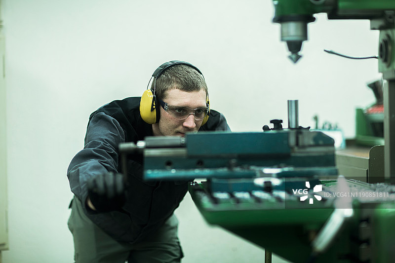 车间工程师铣削工具图片素材