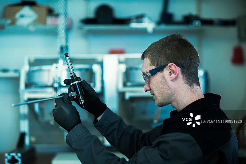 在车间测量工具的工程师图片素材