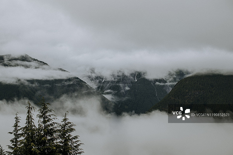 在华盛顿的薄雾中看到的喀斯喀特山脉图片素材