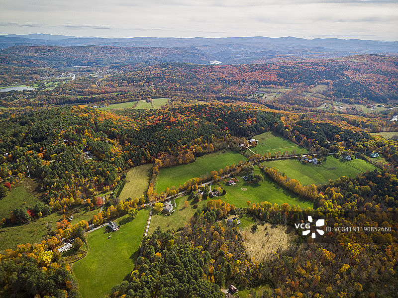 从空中俯瞰佛蒙特州奎奇附近的秋叶图片素材