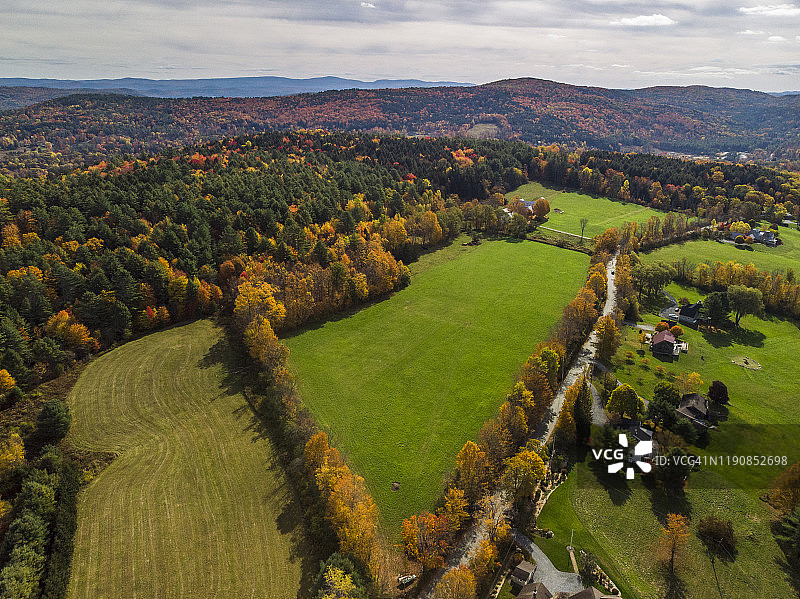 从空中俯瞰佛蒙特州奎奇附近的秋叶图片素材