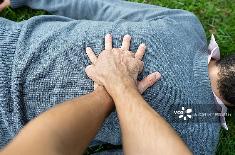 心脏病发作男子急救复苏心肺复苏术图片素材
