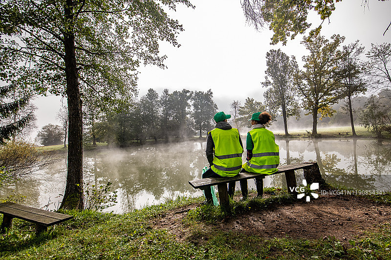 志愿者坐在长凳上欣赏风景图片素材