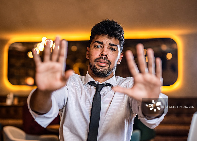 冷静点，我不是故意的。图片素材