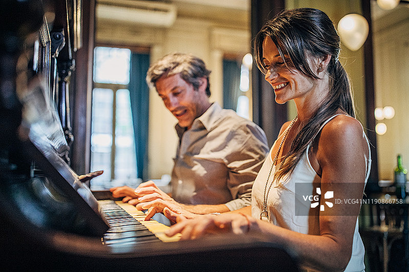 情侣一起弹钢琴图片素材