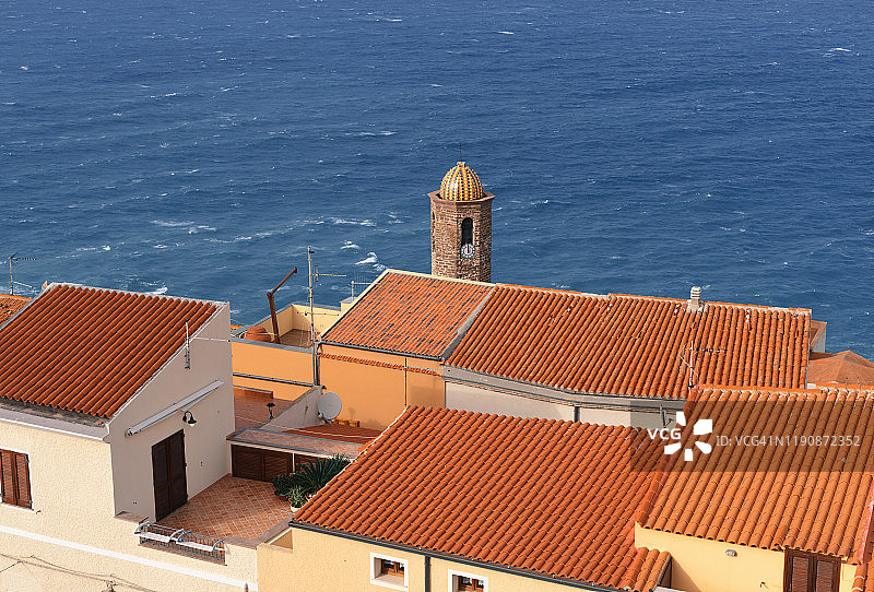 从上方俯瞰圣安东尼奥阿巴特大教堂，背景为地中海，卡斯特尔萨尔多，萨萨里省，撒丁岛，意大利图片素材